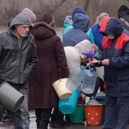 Oamenii stau la coadă pentru a lua apă în regiunea Mariupol