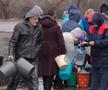 Oamenii stau la coadă pentru a lua apă în regiunea Mariupol