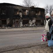 Cu bărbații care rămân în urmă să lupte, femeile și copiii fug de luptele care au loc în Bucha și Irpin