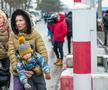 Refugiați ucraineni trec granița în România prin vama Siret