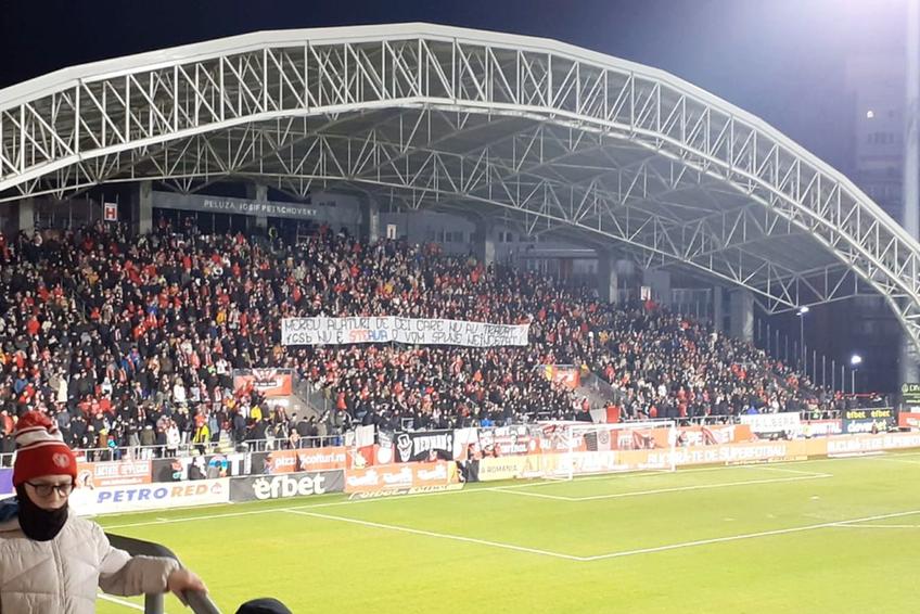 Mesajul afișat de ultrașii arădeni la UTA - FCSB // foto: Bogdan Cioară