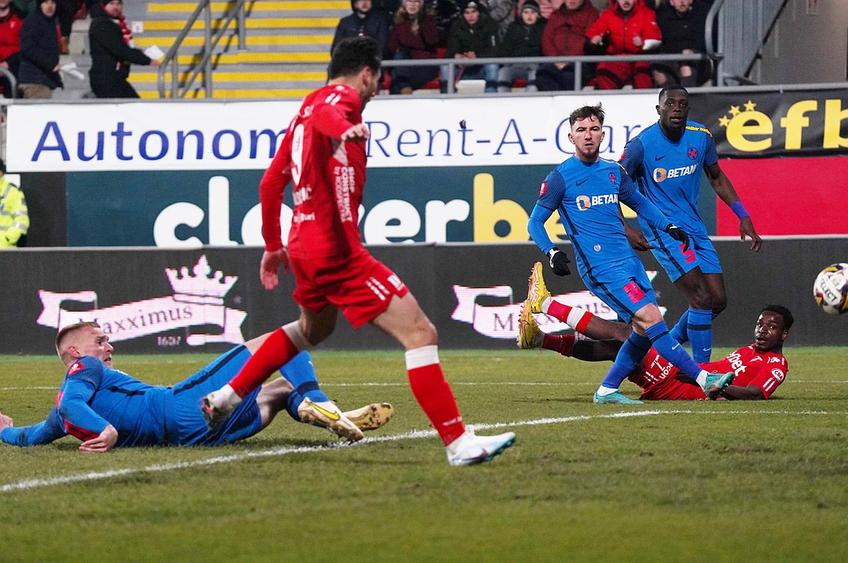 Faza autogolului din UTA - FCSB // foto: Alexandra Fechete