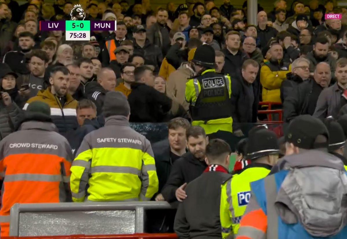 Fanii lui Manchester United au plecat de pe stadion după golul de 0-5 cu Liverpool