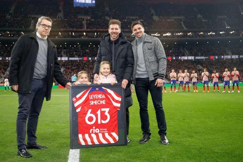 Simone cu 3 dintre cei 5 copiii ai săi: Giovanni, atacant la Napoli, Francesca și Valentina, alături de fiul lui Luis Aragones FOTO: https://twitter.com/atleti
