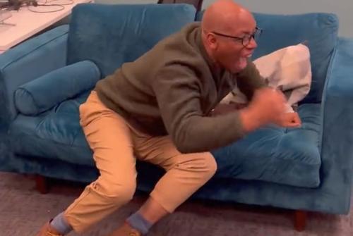 Ian Wright (59 de ani), legenda lui Arsenal, a trăit la cote înalte meciul „tunarilor” cu Bornemouth, câștigat cu 3-2 la ultima fază/ foto: captură Twitter