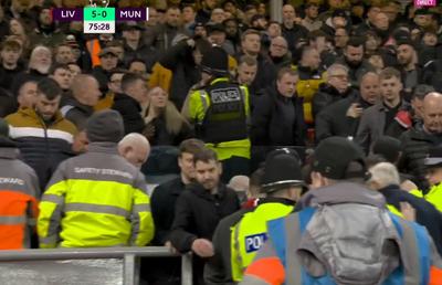 Fanii lui Manchester United n-au mai suportat umilința! Scene rar văzute la un meci de Premier League