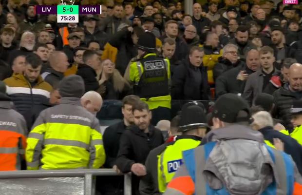 Fanii lui Manchester United n-au mai suportat umilința! Scene rar văzute la un meci de Premier League