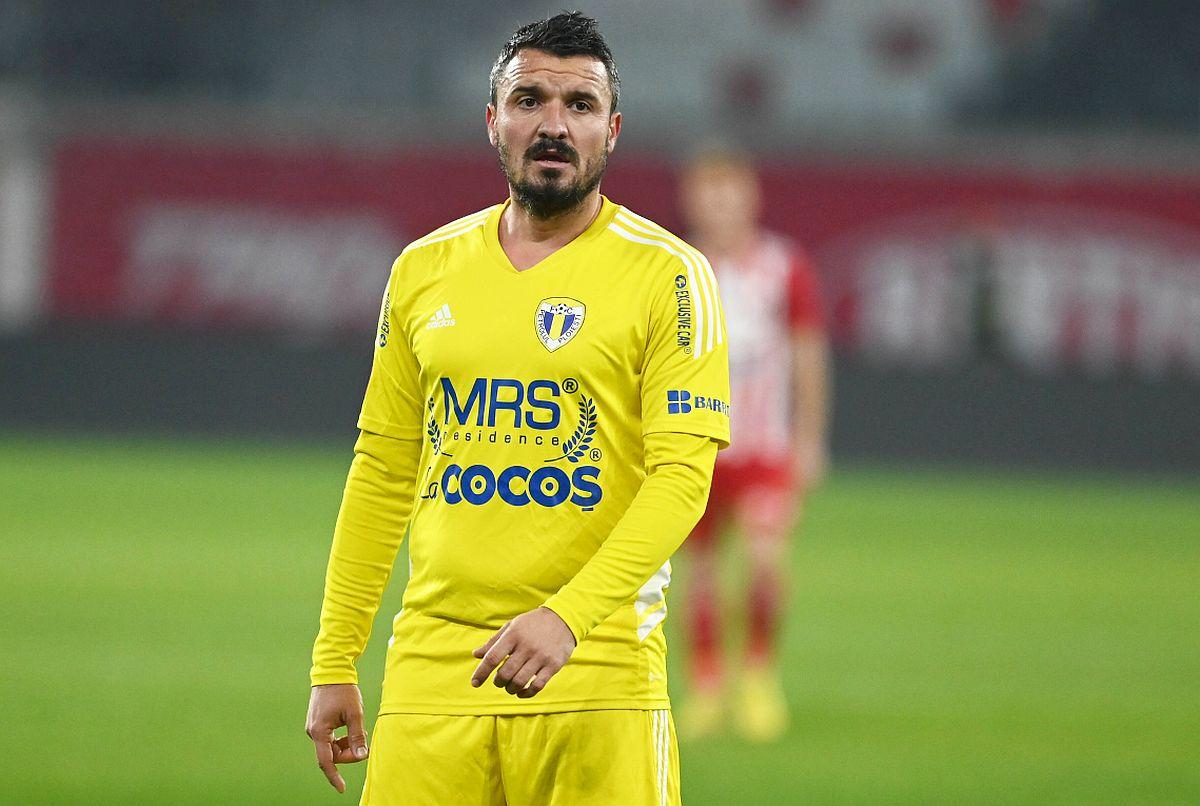 Budescu i-a scris lui Ilie Dumitrescu, după ce a apărut cu kilograme în plus la TV: „Din cauza lui arăt așa, Mister!”