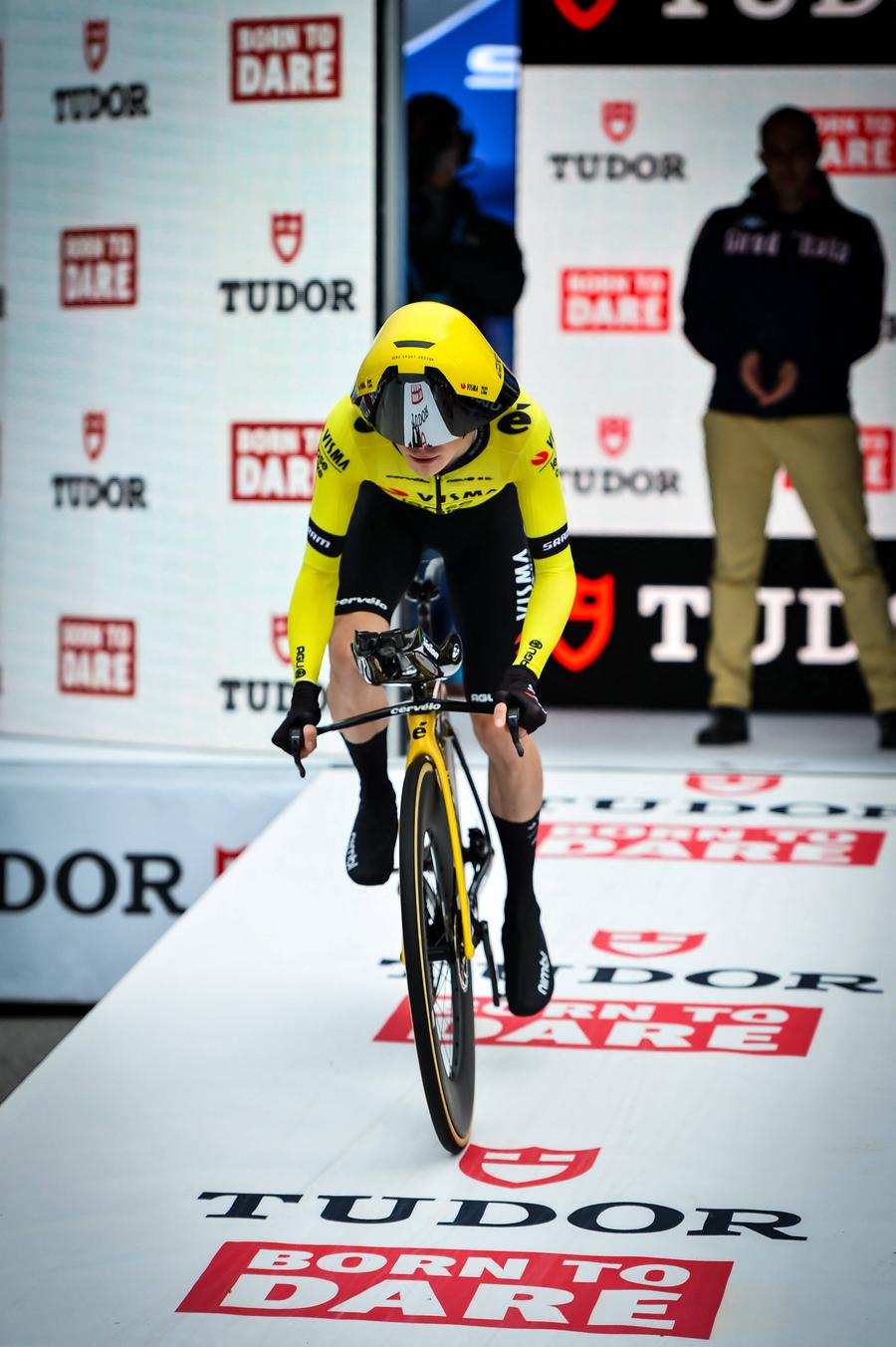 Jonas Vingegaard pornind în contratimpul din Tirreno-Adriatico FOTO Imago Images Jonas Vingegaard despre noua sa cască de contratimp: „Am râs prima oară când am văzut-o”