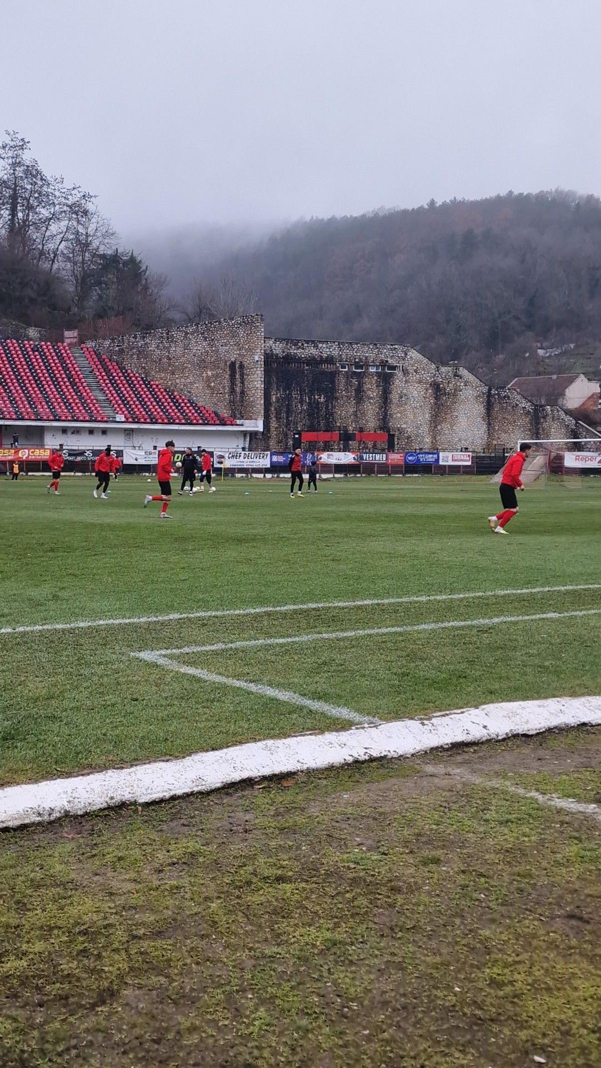 CSM Reșița, pregătită pentru primul meci în nocturnă! Cum arată „pitoresc” stadion din Valea Domanului