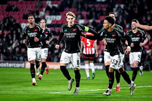Jucătorii lui Arsenal celebrează o victorie savuroasă și 6 recorduri / Foto. Imago