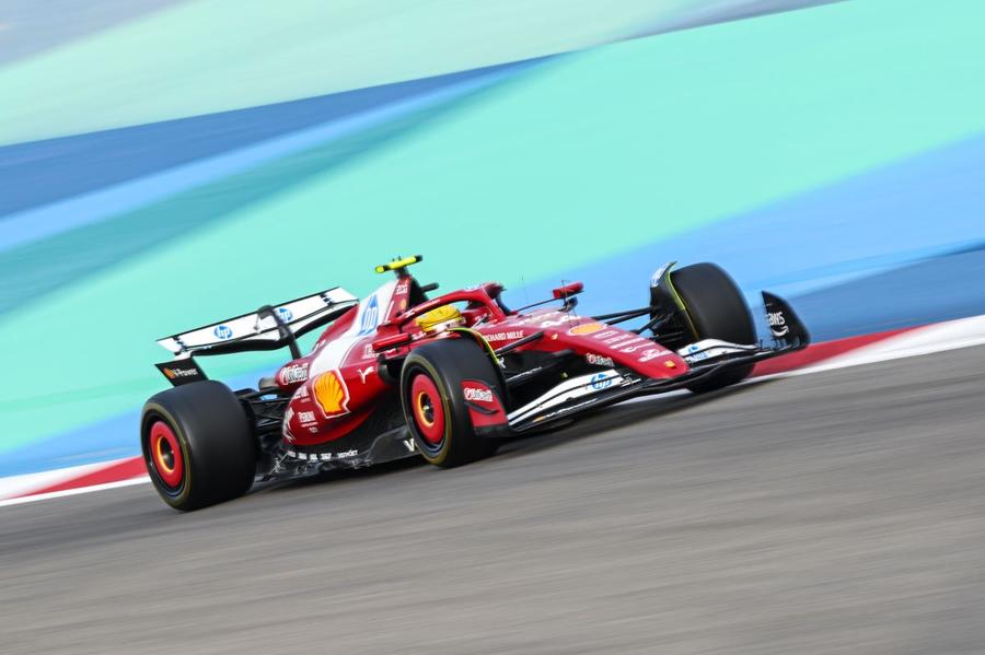 Lewis Hamilton în ultima zi a testelor din Bahrain Foto: Guliver/GettyImages Prima cursă pentru Ferrari îi amintește lui Lewis Hamilton de debutul în F1 din 2007