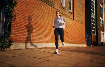 Adidas vine cu un update pentru pantoful de alergare Supernova Rise 2 și îi urează bun-venit în comunitatea sa de alergători actriței Camila Mendes