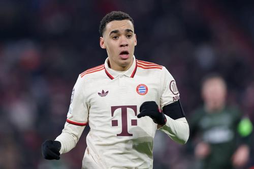 Tricoul pe care suporterii lui Bayern nu vor dar sunt nevoiți să-l vadă la meciurile de acasă ale favoriților în Champions League / Foto: Imago
