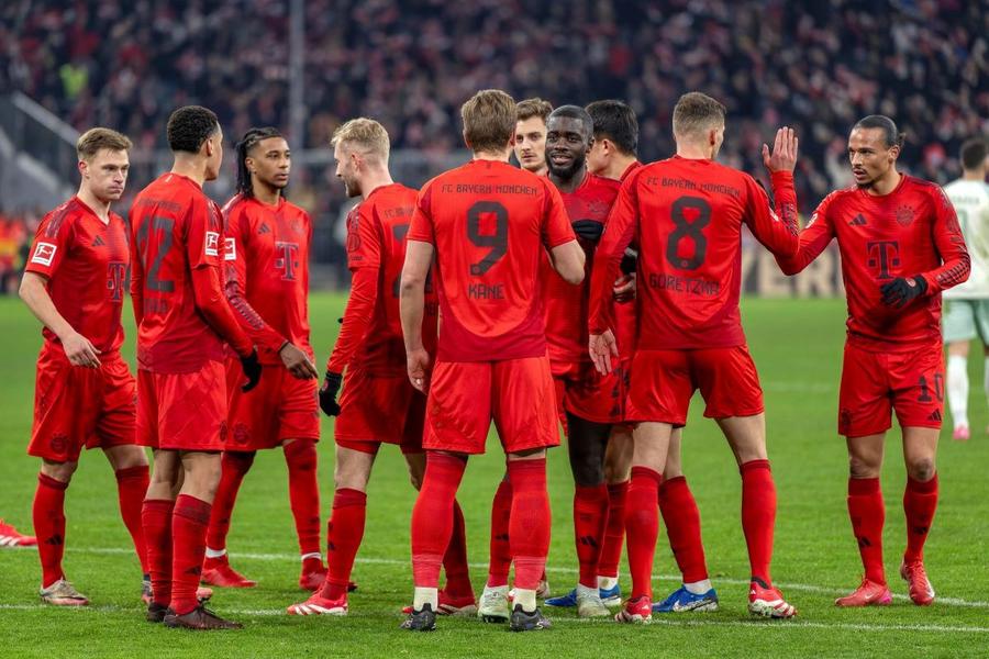 Tricourile roșii cu nume și numere negre le-au fost interzise bavarezilor de UEFA / Foto: Imago Bayern, interzis în echipamentul roșu la meciul cu Leverkusen! Suporterii acuză clubul