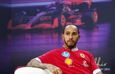 Prima cursă pentru Ferrari îi amintește lui Lewis Hamilton de debutul în F1 din 2007