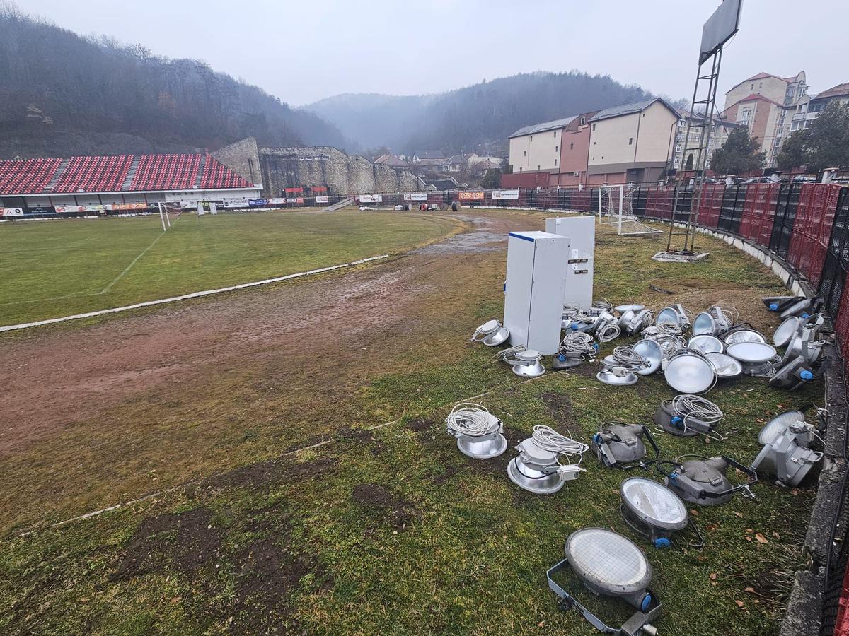CSM Reșița, pregătită pentru primul meci în nocturnă! Cum arată „pitoresc” stadion din Valea Domanului