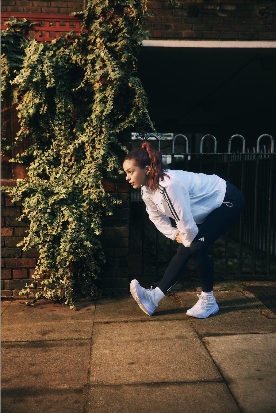 Adidas vine cu un update pentru pantoful de alergare Supernova Rise 2 și îi urează bun-venit în comunitatea sa de alergători actriței Camila Mendes