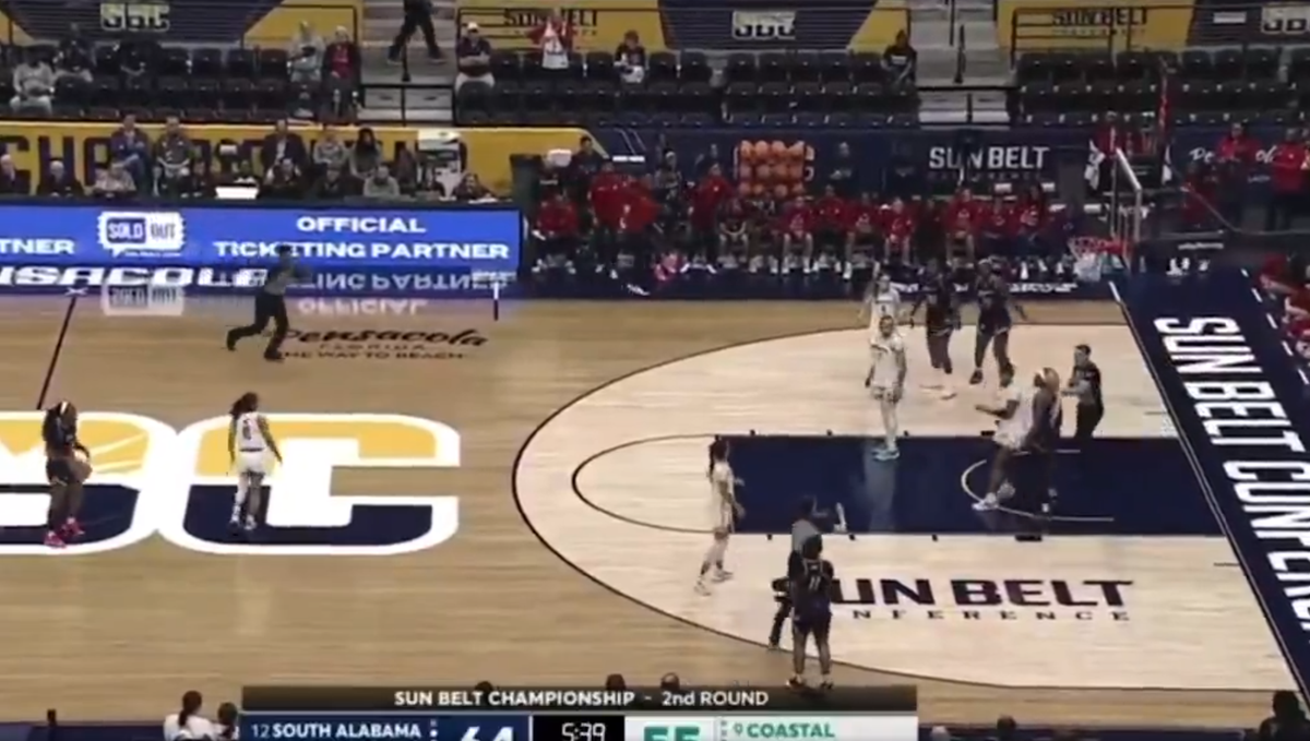 Scandal fără precedent » Bătaie generală între baschetbaliste pe teren: șapte jucătoare eliminate, arbitru făcut KO