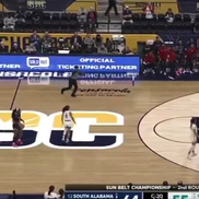 Bătaie generală între baschetbaliste pe teren / foto: X @TheFieldOf68