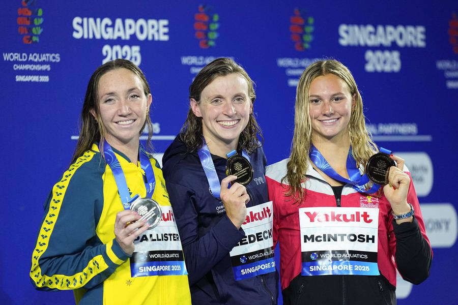 Lani Pallister, Katie Ledecky și Summer Mcintosh pe podium la Campionatele Mondiale FOTO Imago Images Katie Ledecky a învins-o din nou pe Summer McIntosh