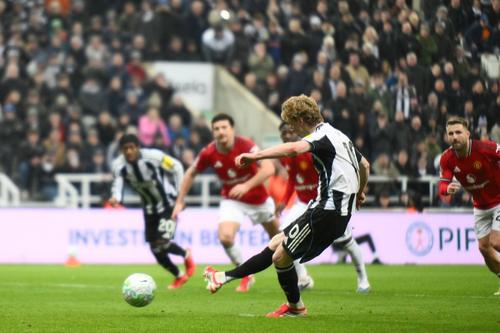 Anthony Gordon deschide scorul pentru Newcastle, din penalty / Foto: Imago