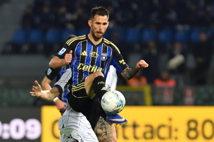 Marius Marin (în meciul cu Bologna, 0-1), mereu un luptător la Pisa / Foto: Imago Data la care Sevilla și Marius Marin vor începe discuțiile pentru semnarea contractului