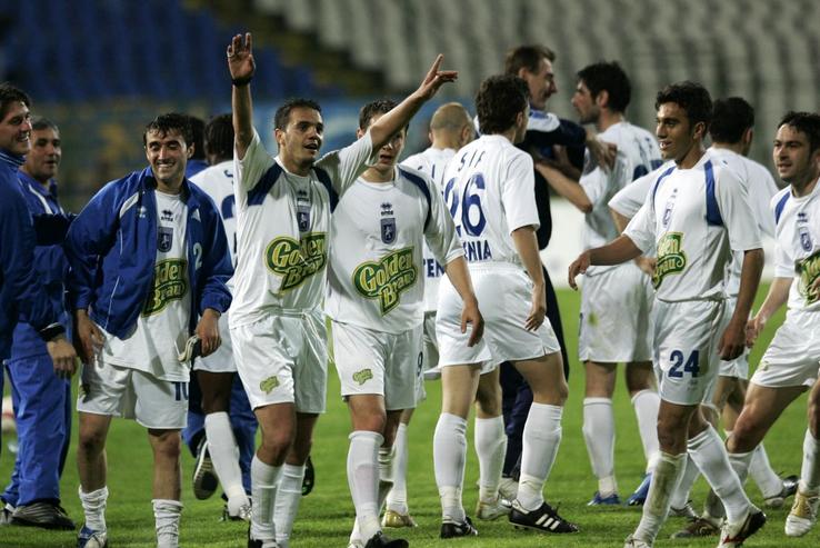 Imagini din cariera lui Ilie Iordache. Aici în tricoul lui U Craiova, cu numărul 24. În stânga fotografiei e Ionuț Luțu / Sursă foto: Arhivă Gazeta Sporturilor
