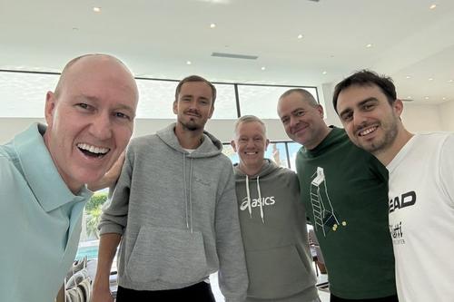 Medvedev (al doilea de la stânga la dreapta) a ajuns cu bine la Indian Wells / foto: Instagram