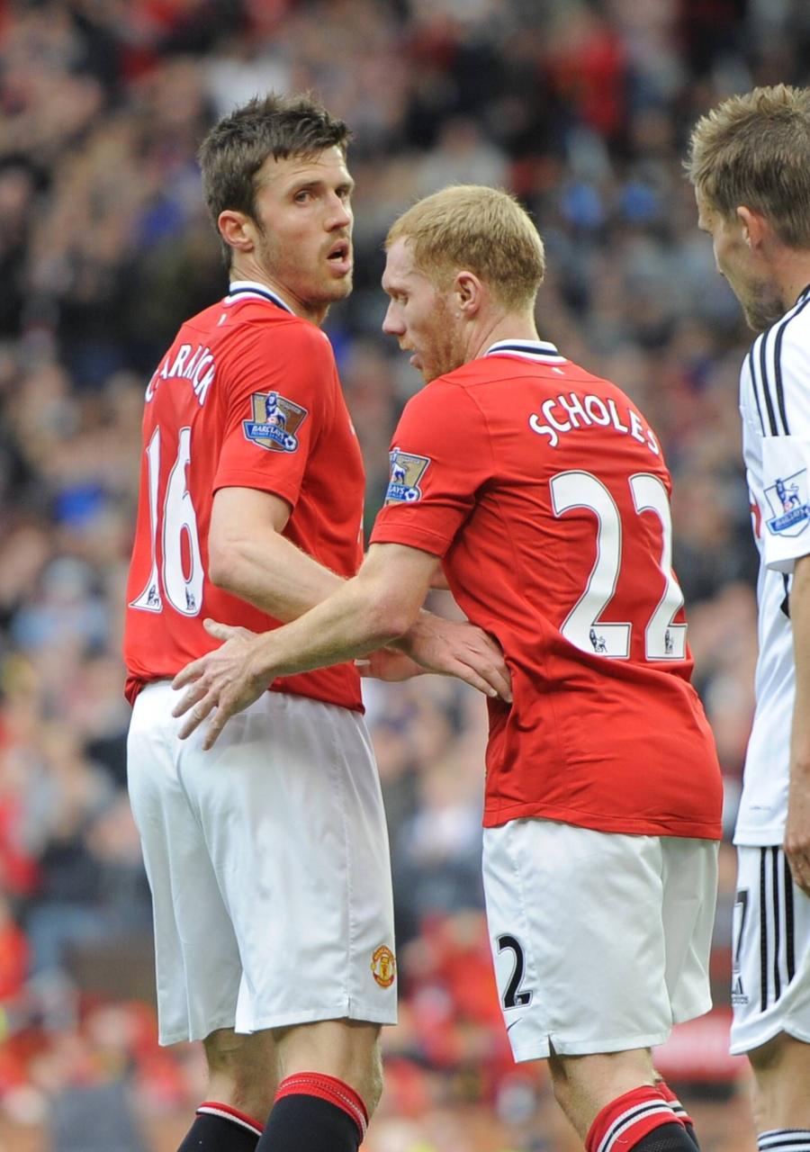 Michael Carrick și Paul Scholes, pe vremea când îmbrăcau tricoul lui Manchester United . Foto: Imago Evra îl atacă pe Scholes: „Cel mai mut coleg din cariera mea lansează numai «bombe»! Sper să-l fi atacat hackerii”