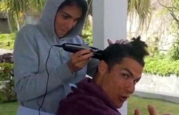 VIDEO Cristiano Ronaldo s-a lăsat tuns acasă de iubita Georgina Rodriguez :)