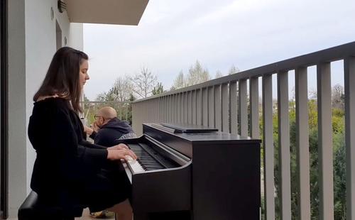 Celia Dumitrescu a susținut un recital de la balconul apartamentului din Pipera