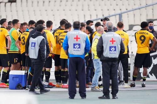 Ultrașii lui AEK au făcut scandal după înfrângerea cu Olympiakos, foto: Imagho