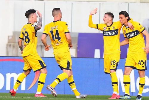 Dennis Man (22 de ani) și Valentin Mihăilă (21 de ani) sunt considerați „rezerva de aur” pentru Parma, un club aflat aproape de retrogradarea în Serie B.