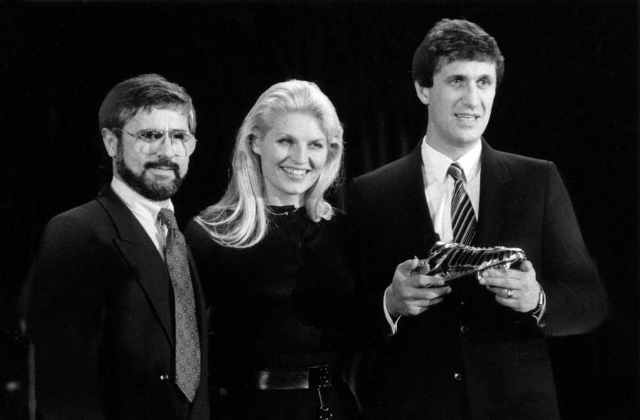 În 1986, Cămătaru a primit Gheata de Aur în prezența marelui Gerd Müller și a cântăreței Marlene Charell FOTO Imago Momente tensionate în studioul GSP » Cămătaru, enervat de întrebările despre pierderea Ghetei de Aur: „Acum ce-ai vrea să fac eu?! Trofeul e la mine, nu s-a anulat nimic!”