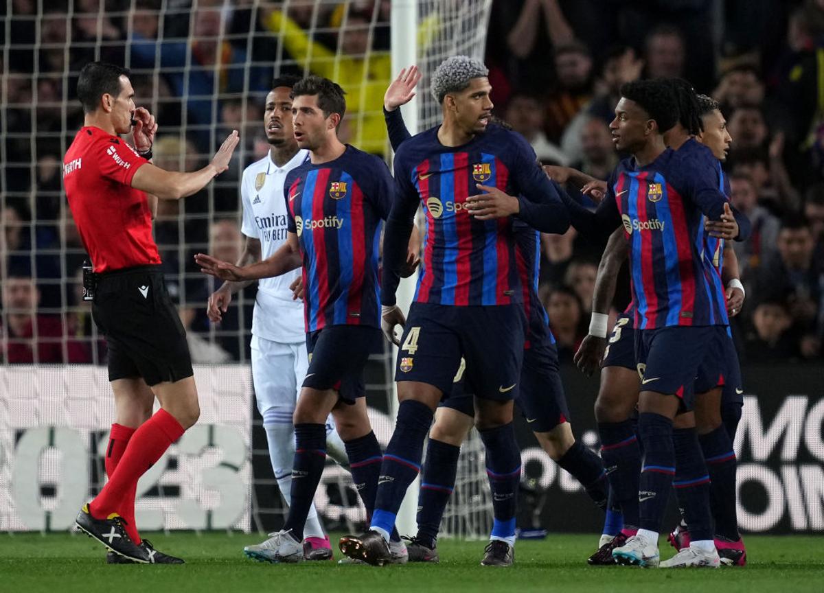 „Blat” pe Camp Nou la Barcelona - Real Madrid?! Momentul devenit viral pe social media ar fi fost aranjat de Laporta