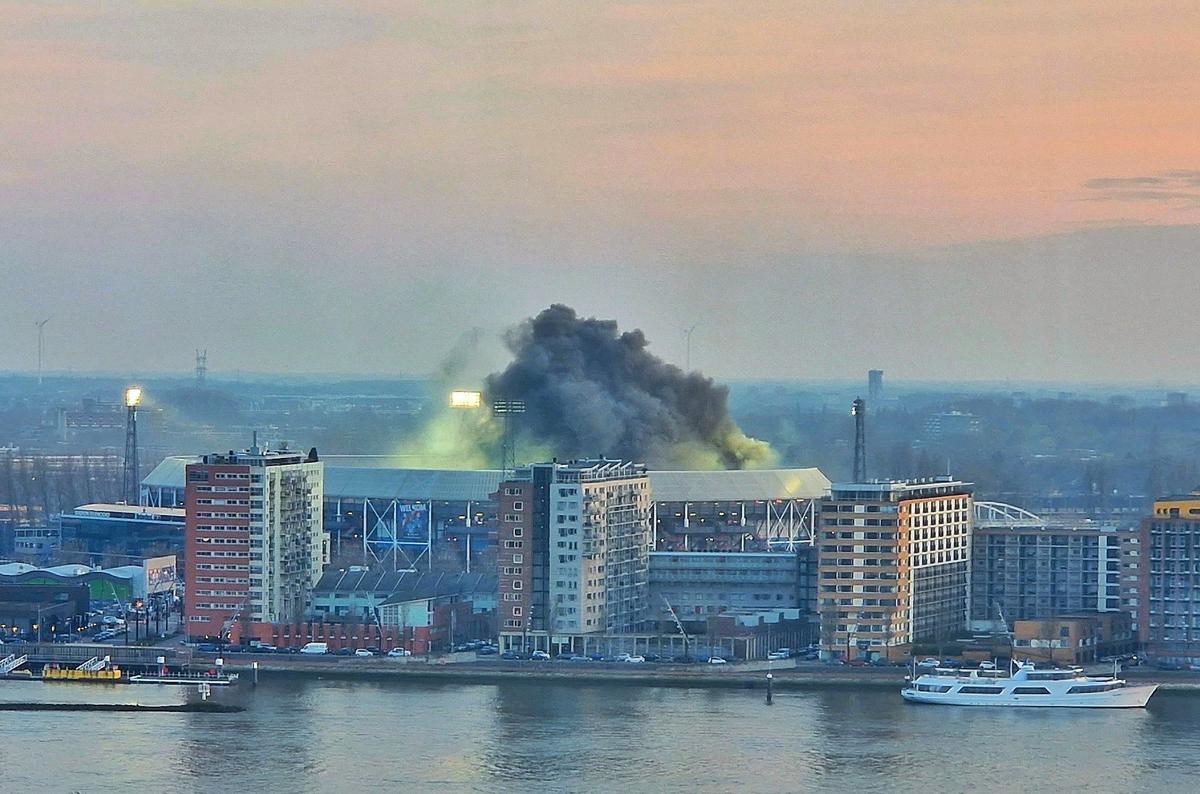 „A fost o atmosferă bolnavă” » Noi detalii de la haosul Feyenoord - Ajax! Antrenorul a intrat pe teren: „Folosiți-vă creierul, la naiba!"