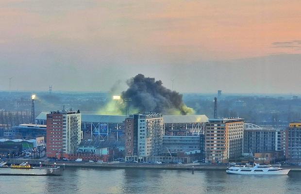 Haos total în Olanda! Feyenoord - Ajax, întrerupt după 21 de secunde din cauza torțelor + Oprit iar 45 de minute, după o bătaie generală