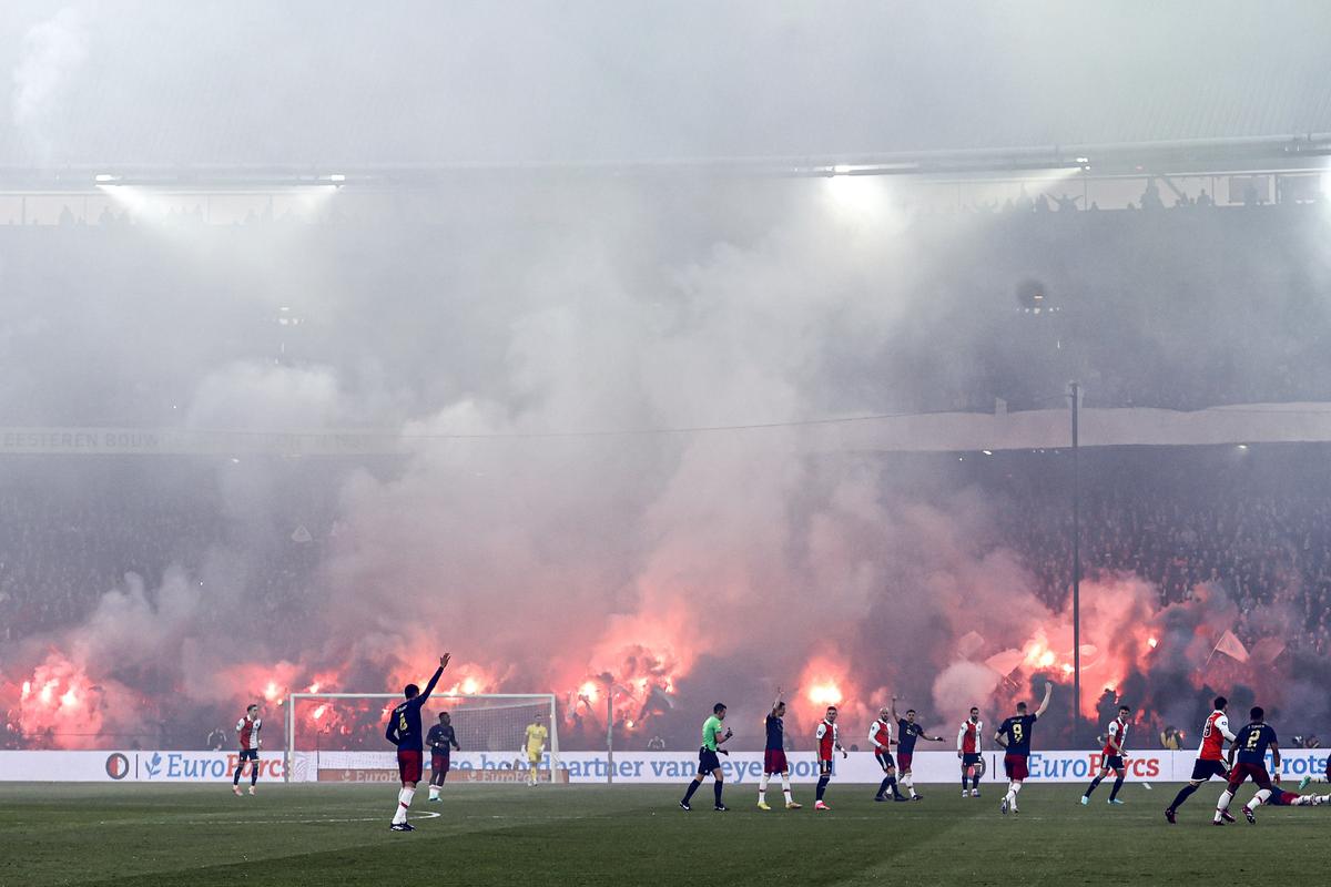 „A fost o atmosferă bolnavă” » Noi detalii de la haosul Feyenoord - Ajax! Antrenorul a intrat pe teren: „Folosiți-vă creierul, la naiba!"