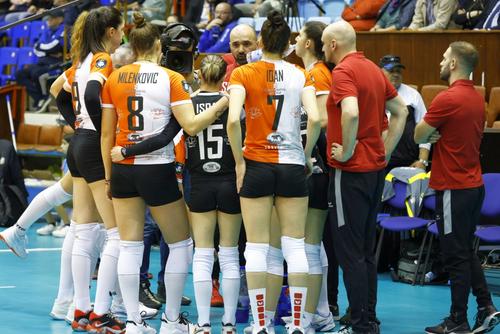 Jucătoarele de la Alba Blaj și antrenorul Ljubicici la un time-out FOTO CEV