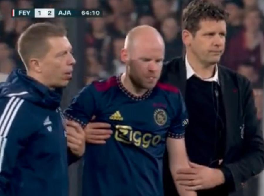 Haos total în Olanda! Feyenoord - Ajax, întrerupt după 21 de secunde din cauza torțelor + Oprit iar 45 de minute, după o bătaie generală