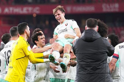 Pablo Ibanez, ridicat pe brațe de colegi după ce a calificat-o pe Osasuna în finală // foto: Guliver/gettyimages