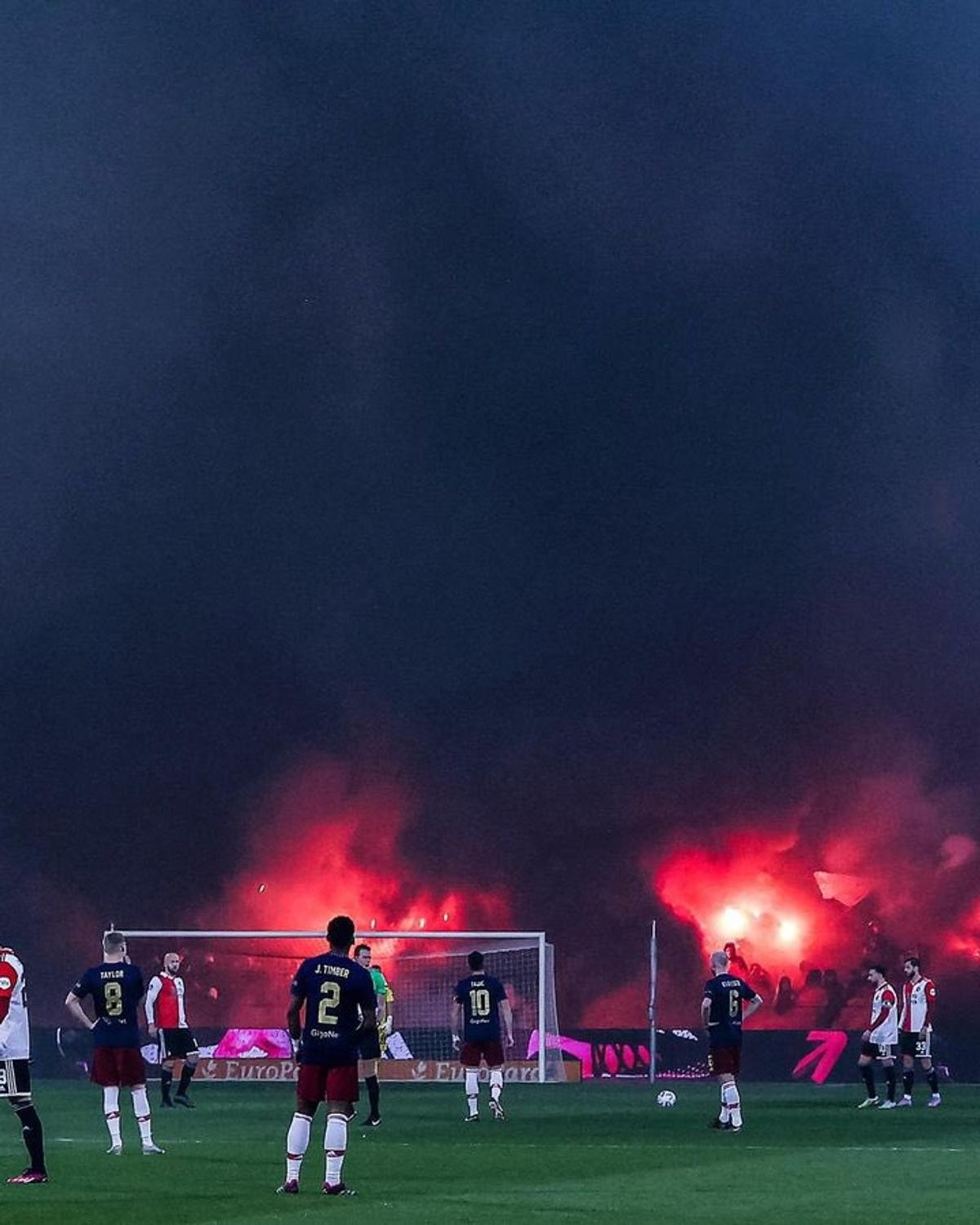 „A fost o atmosferă bolnavă” » Noi detalii de la haosul Feyenoord - Ajax! Antrenorul a intrat pe teren: „Folosiți-vă creierul, la naiba!"