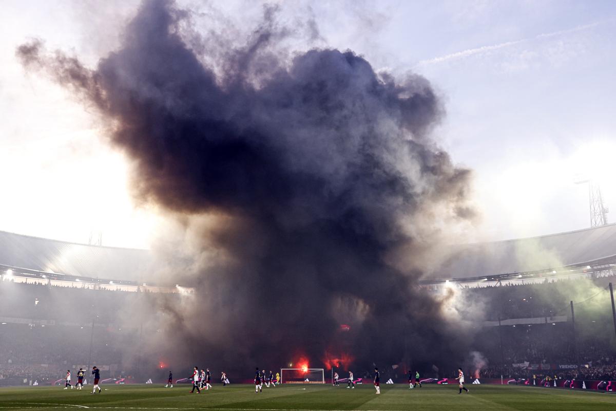 „A fost o atmosferă bolnavă” » Noi detalii de la haosul Feyenoord - Ajax! Antrenorul a intrat pe teren: „Folosiți-vă creierul, la naiba!"