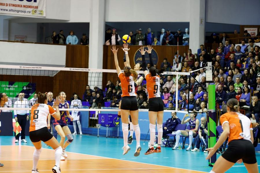 Kocic și Russu încearcă să o blocheze pe puternica Zhu Ting Foto CEV Emoții și un set eroic » Alba Blaj a pierdut acasă manșa tur a finalei Cupei CEV