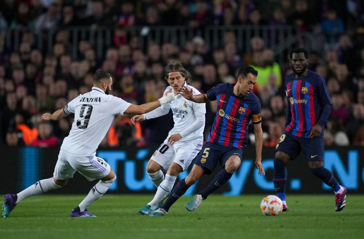 „Blat” pe Camp Nou la Barcelona - Real Madrid?! Momentul devenit viral pe social media ar fi fost aranjat de Laporta