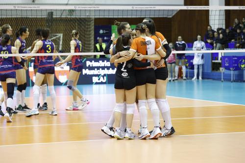 Jucătoarele de la Alba Blaj se felicită după un punct bun Foto CEV
