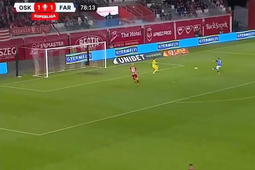 Louis Munteanu (21 de ani), vârful celor de la Farul Constanța a semnat una dintre cele mai mari ratări din acest sezon în partida dintre Sepsi și Farul Constanța, din etapa #3 a play-off-ului Superligii, foto: captură de ecran Digi Sport