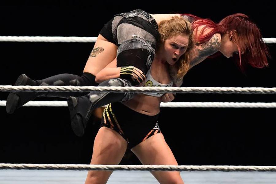 Ronda Rousey în timpul unei lupte Foto: Imago „Din ring poți să te retragi și să revii oricând, uitați-vă la Mike Tyson!” » Faimoasa Ronda Rousey s-a întors la antrenamente