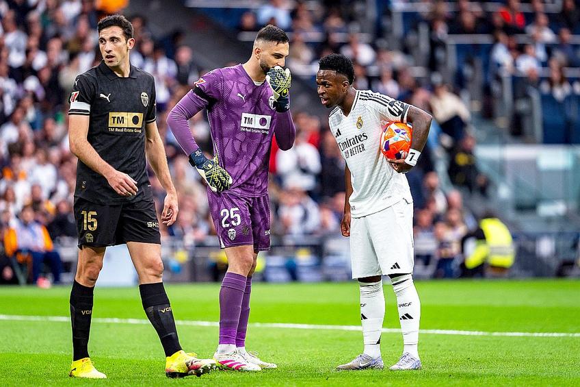 Mamardashvili și Vinicius discutând înaintea penalty-ului // foto: Imago Images